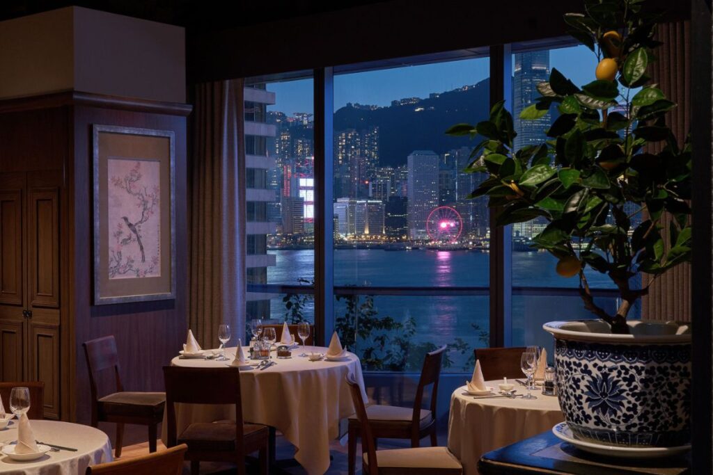Where to eat and drink over 48 hours in Hong Kong for your next weekend trip 48 hours eating drinking Hong Kong itinerary weekend trip Yè Shanghai interior