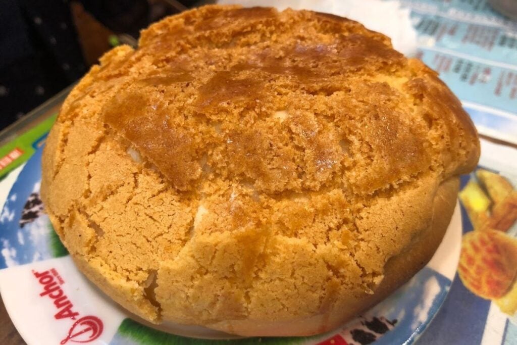 The best pineapple buns in Hong Kong 2 best pineapple buns Hong Kong Kam Wah